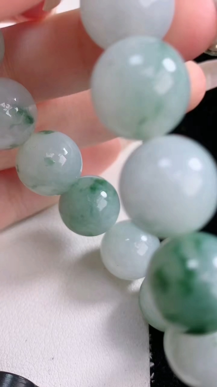 天然A货翡翠飘花圆珠手串，尺寸14.8-15颗，重量:85.86g3月6日
工厂直销收藏佳品,种好水足，色泽均匀，有种有色，上手高大气！