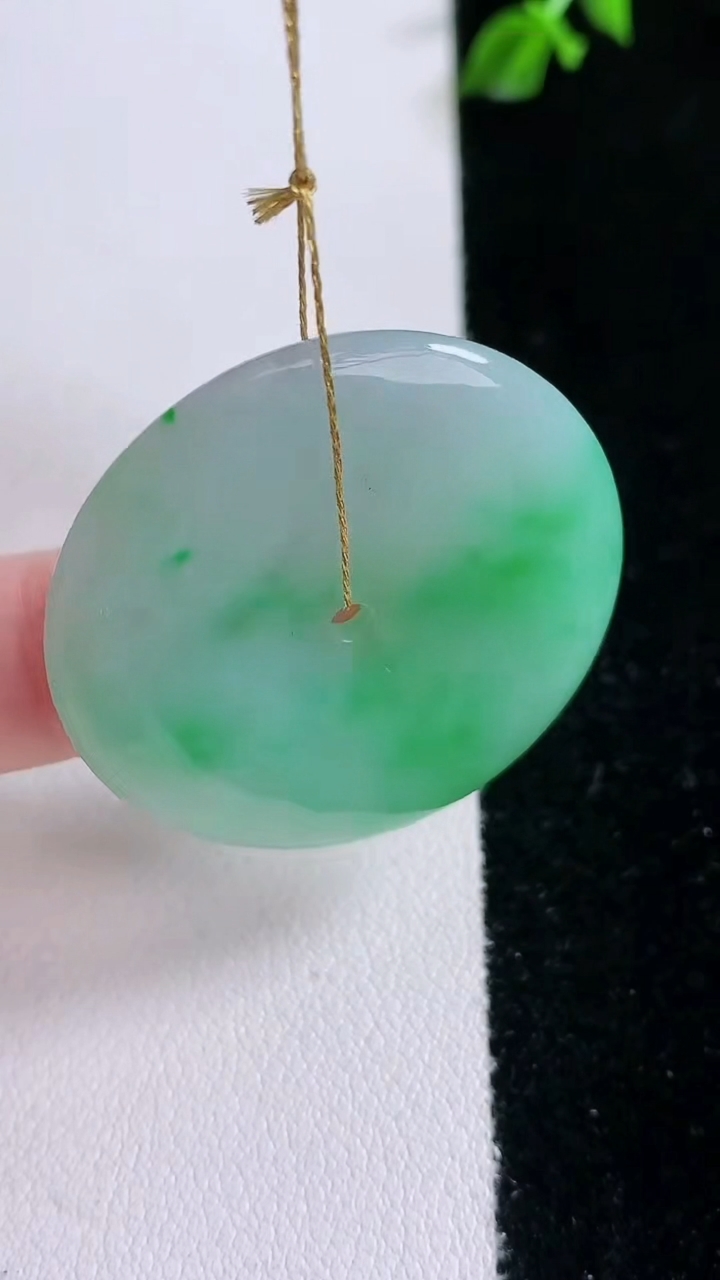 天然A货翡翠平安扣吊坠，尺寸24.2-5.3，重量:14.75g
3月6日