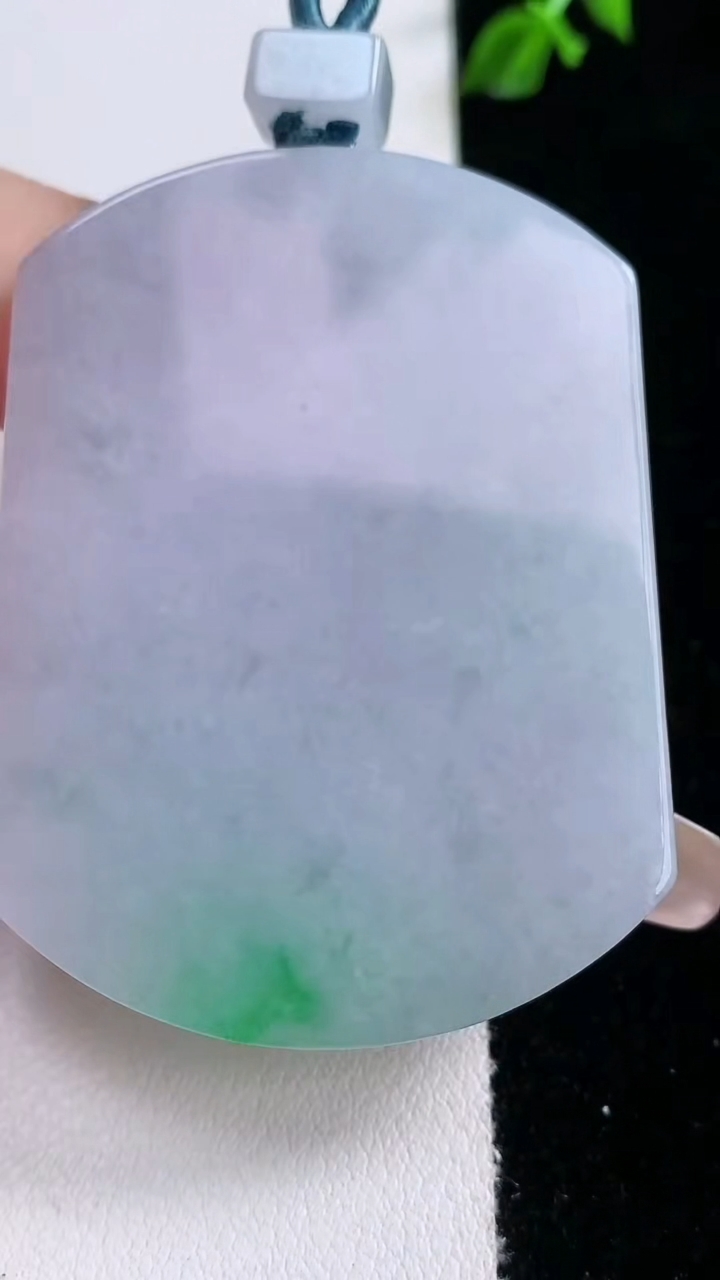 天然A货翡翠春带彩紫罗兰无事牌吊坠，尺寸53-39.8-5.6，重量:37.19g
3月6日