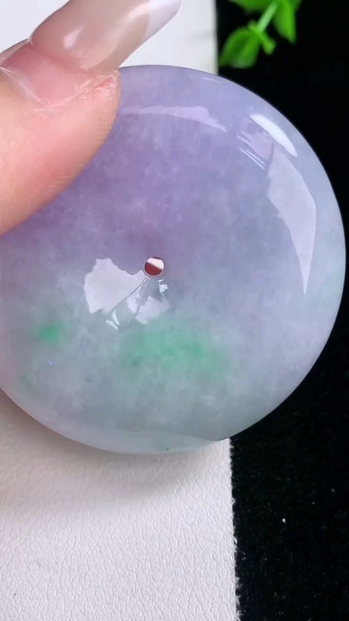 天然A货翡翠春带彩紫罗兰平安扣吊坠，尺寸50.4-11，重量:62.66g
3月6日