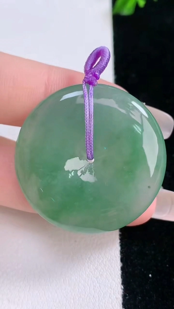 天然A货翡翠平安扣吊坠，尺寸33.6-5.4，重量:14.24g
3月6日