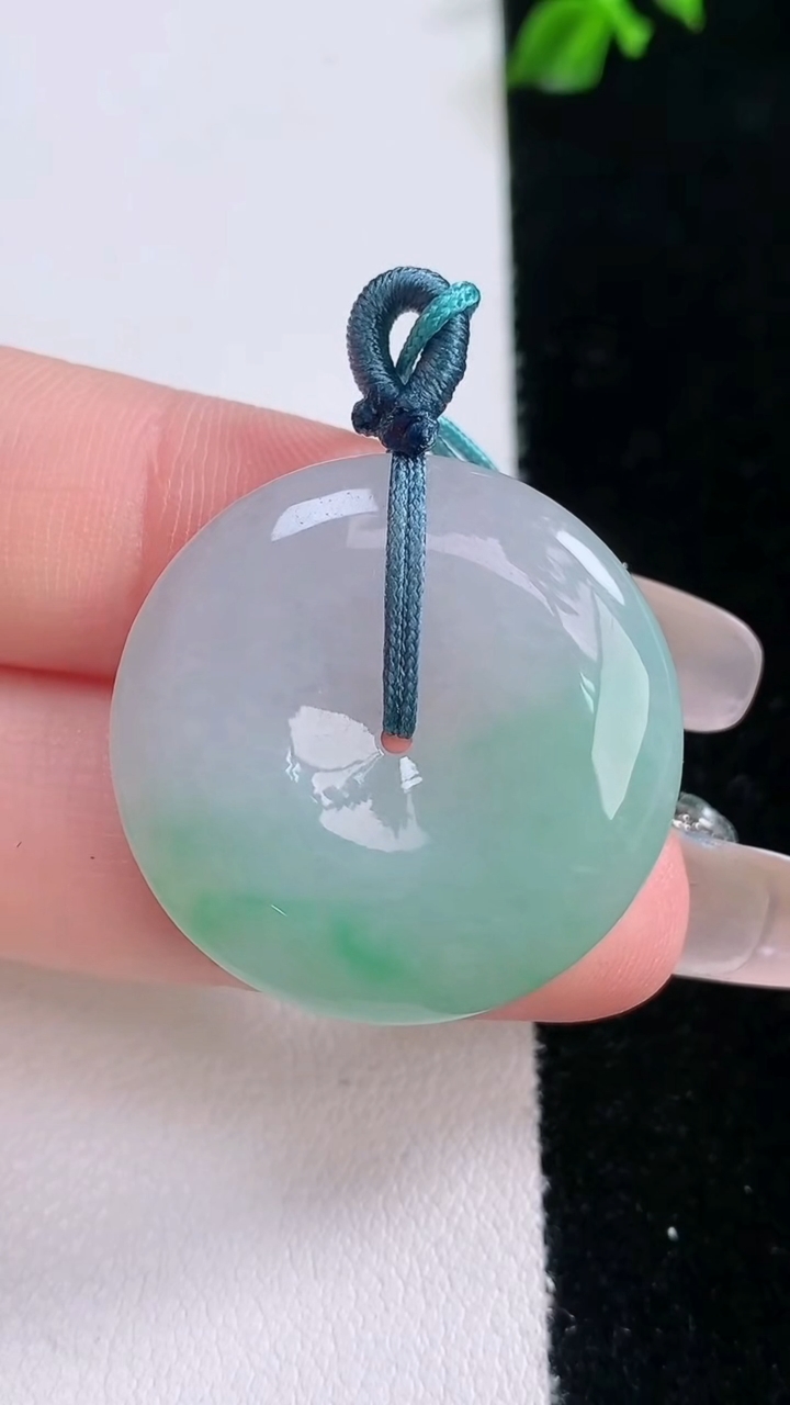 天然A货翡翠平安扣吊坠，尺寸27.4-5.3，重量:8.55g
3月6日