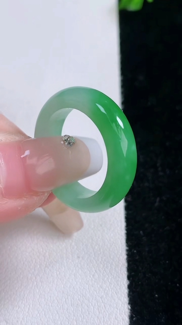 天然A货翡翠指环戒指，尺寸18-5.8-3.2，重量:4.40g2026年3月6日
工厂直销收藏佳品,种好水足，色泽均匀，有种有色，上手高大气！