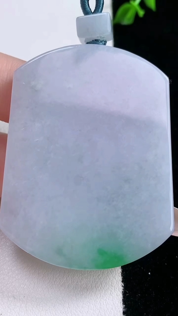 天然A货翡翠春带彩紫罗兰无事牌吊坠，尺寸53-39.8-5.6，重量:37.19g
3月6日