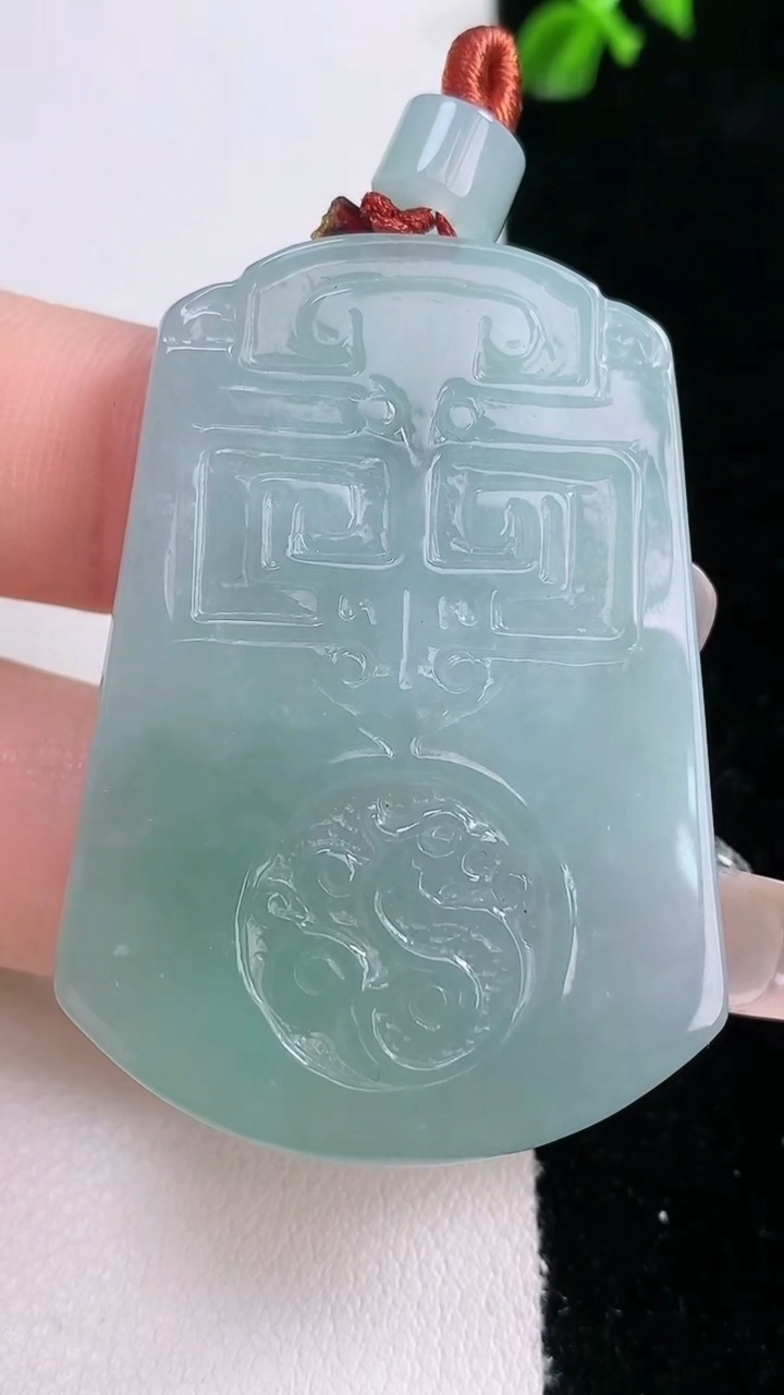 天然A货翡翠仿古无事牌吊坠，尺寸45.3-32.7-3.6，重量:15.88g
3月6日