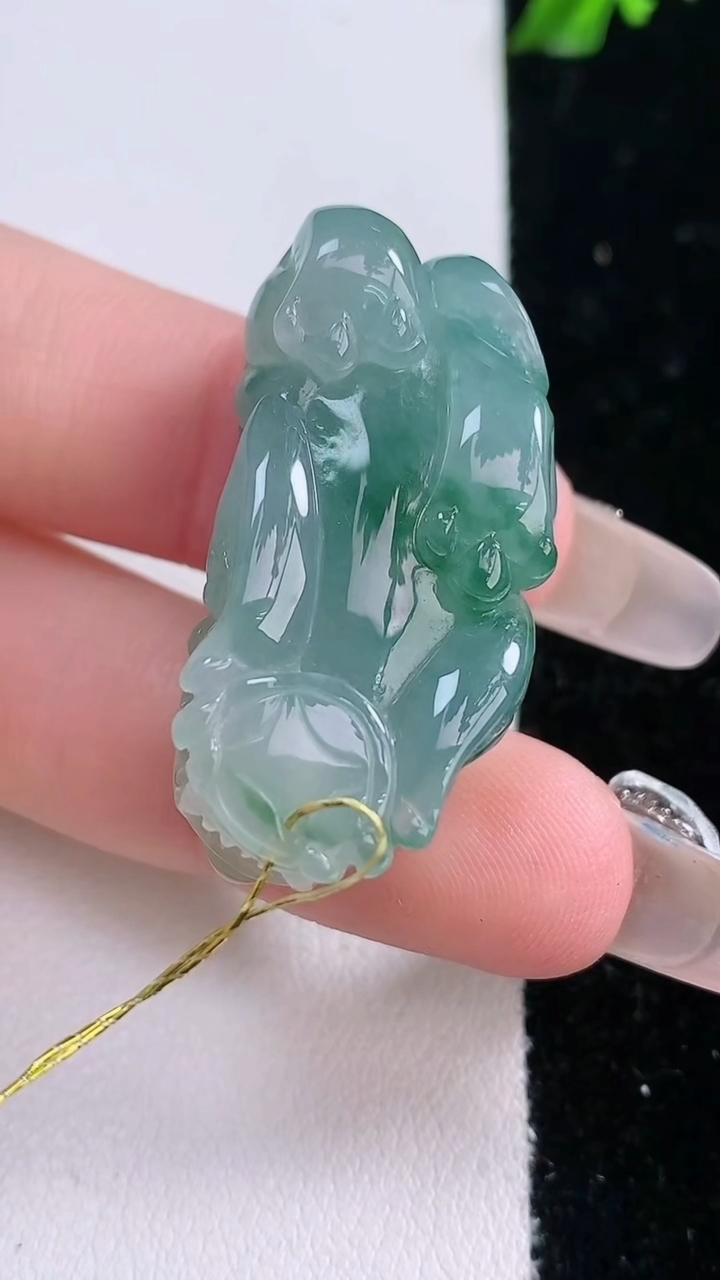 天然A货翡翠飘花貔貅吊坠，尺寸35.5-17.2-13，重量:15.59g
3月6日