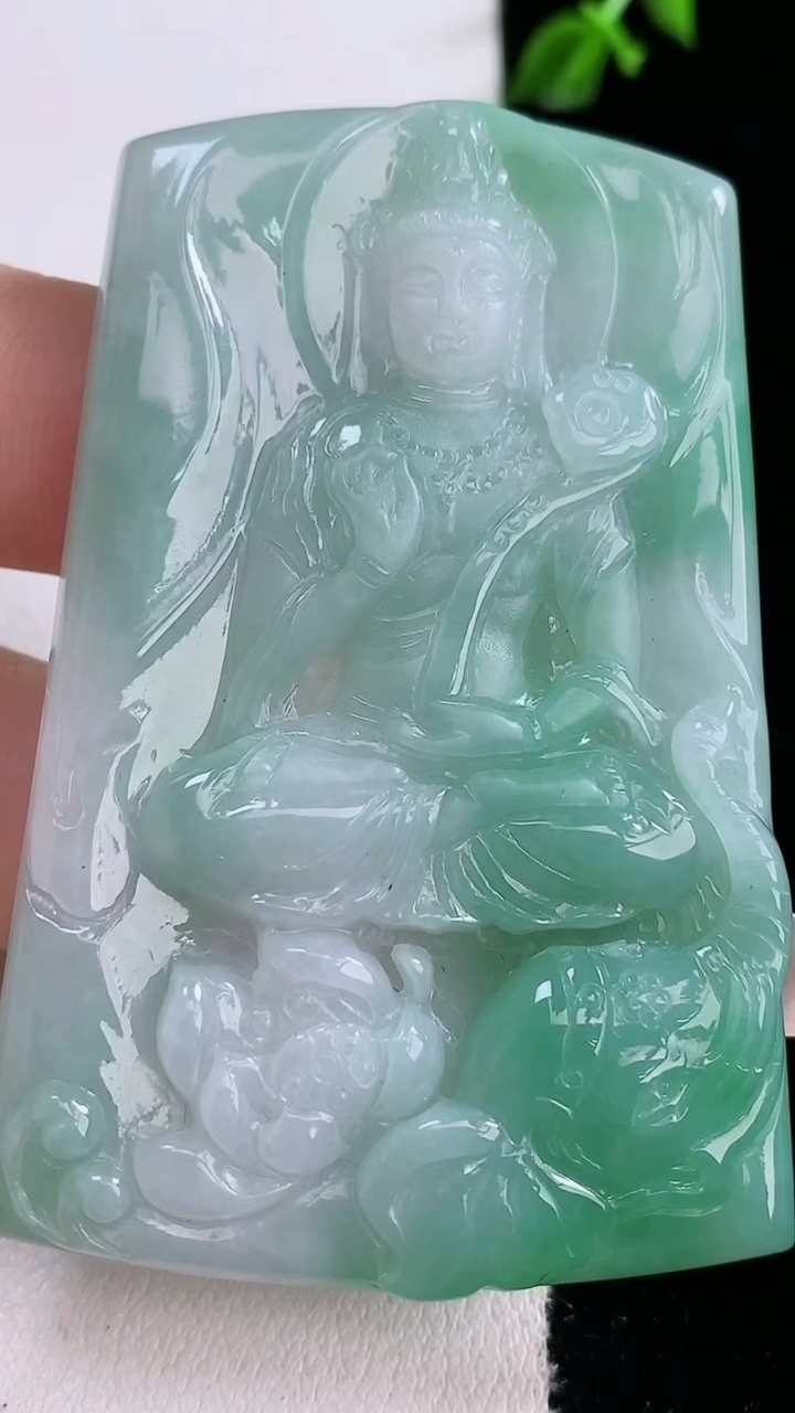 天然A货翡翠普贤菩萨吊坠，尺寸59-40.2-4.2，重量:26.47g
3月6日