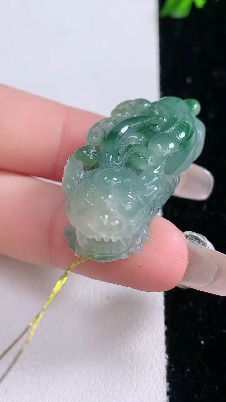 天然A货翡翠飘花貔貅吊坠，尺寸35.5-17.2-13，重量:15.59g
3月6日