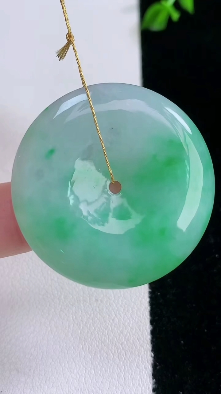 天然A货翡翠平安扣吊坠，尺寸24.2-5.3，重量:14.75g
3月6日