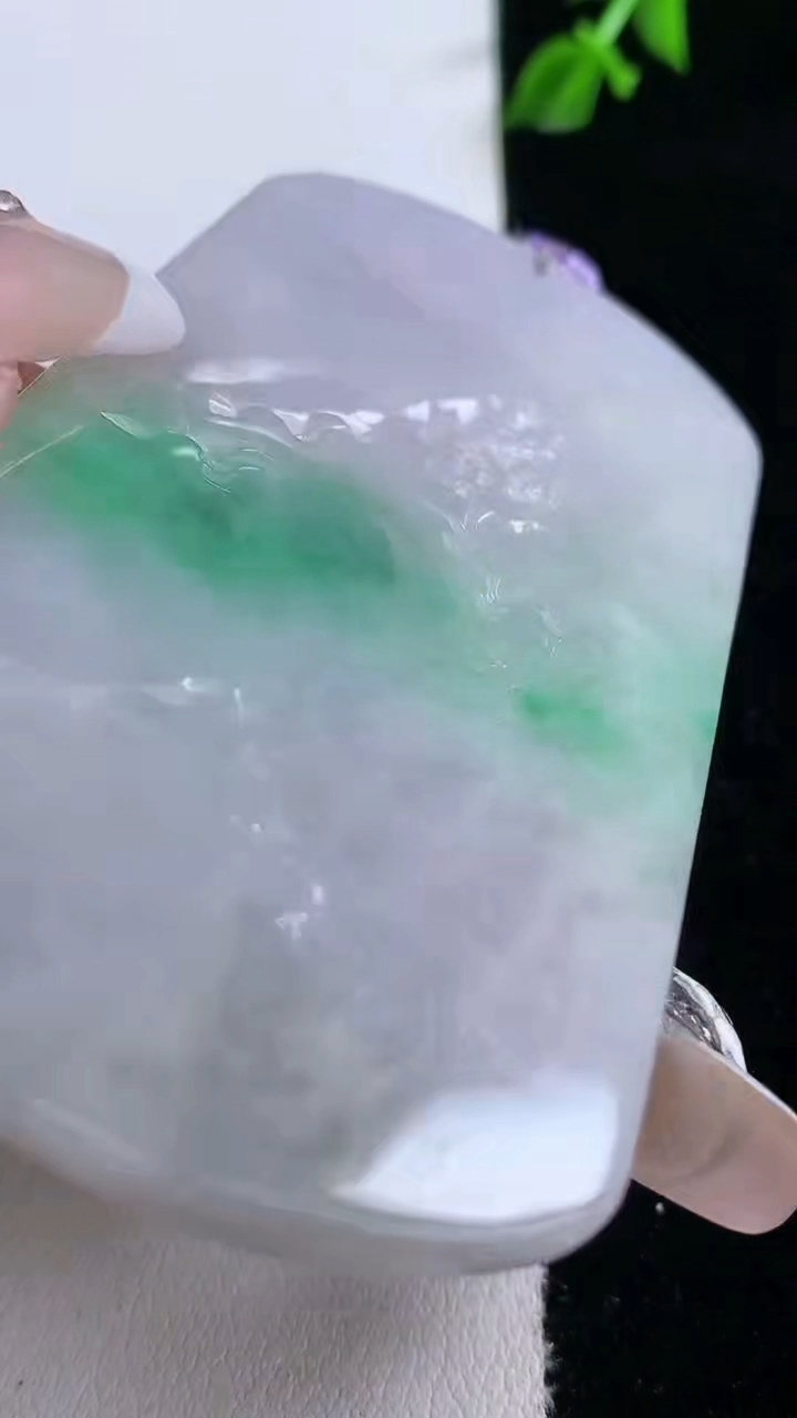 天然A货翡翠山水牌吊坠，尺寸70.7-42-5.6，重量:43.77g
3月6日