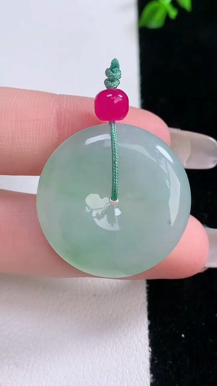 天然A货翡翠平安扣吊坠，尺寸27-5.2，重量:8.54g
3月6日