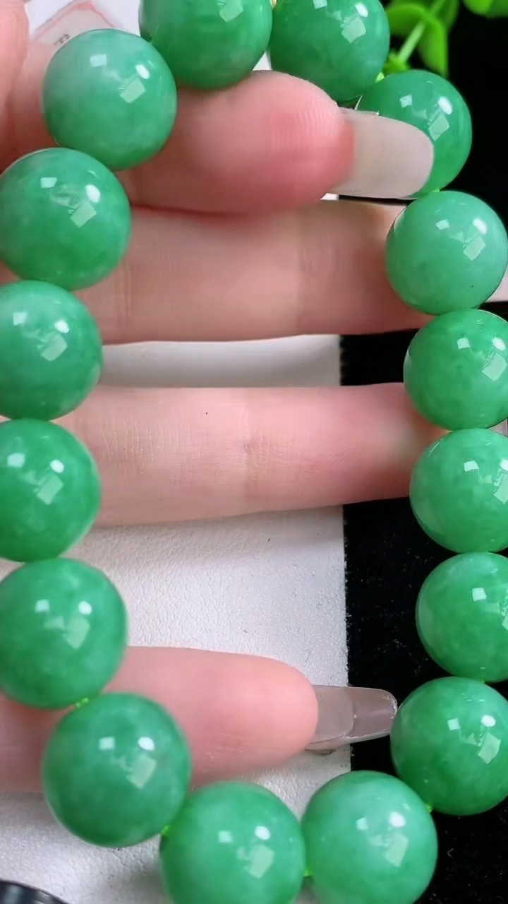 天然A货翡翠圆珠手串，尺寸12.7-16颗，重量:56.62g3月6日
工厂直销收藏佳品,种好水足，