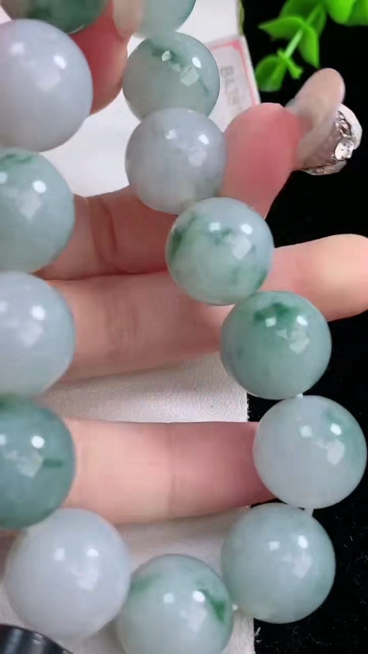 天然A货翡翠飘花圆珠手串，尺寸14.8-15颗，重量:85.86g3月6日
工厂直销收藏佳品,种好水足，色泽均匀，有种有色，上手高大气！