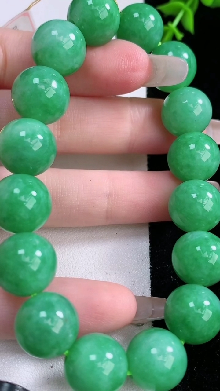 天然A货翡翠圆珠手串，尺寸12.7-16颗，重量:56.62g3月6日
工厂直销收藏佳品,种好水足，色泽均匀，有种有色，上手高大气！