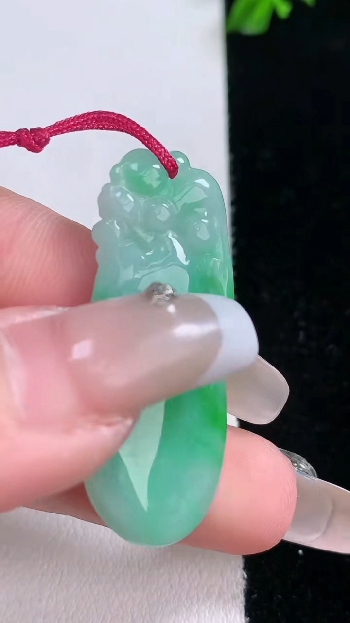 天然A货翡翠福瓜吊坠，尺寸38.6-15-4.4，重量:5.86g
3月6日