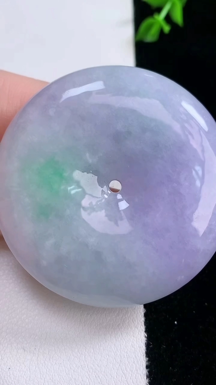 天然A货翡翠春带彩紫罗兰平安扣吊坠，尺寸50.4-11，重量:62.66g
3月6日