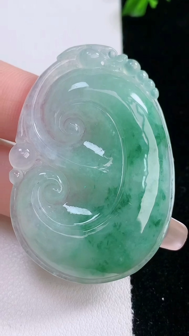 天然A货翡翠飘花如意吊坠，尺寸50-34.2-5.5，重量:17.93g
3月6日