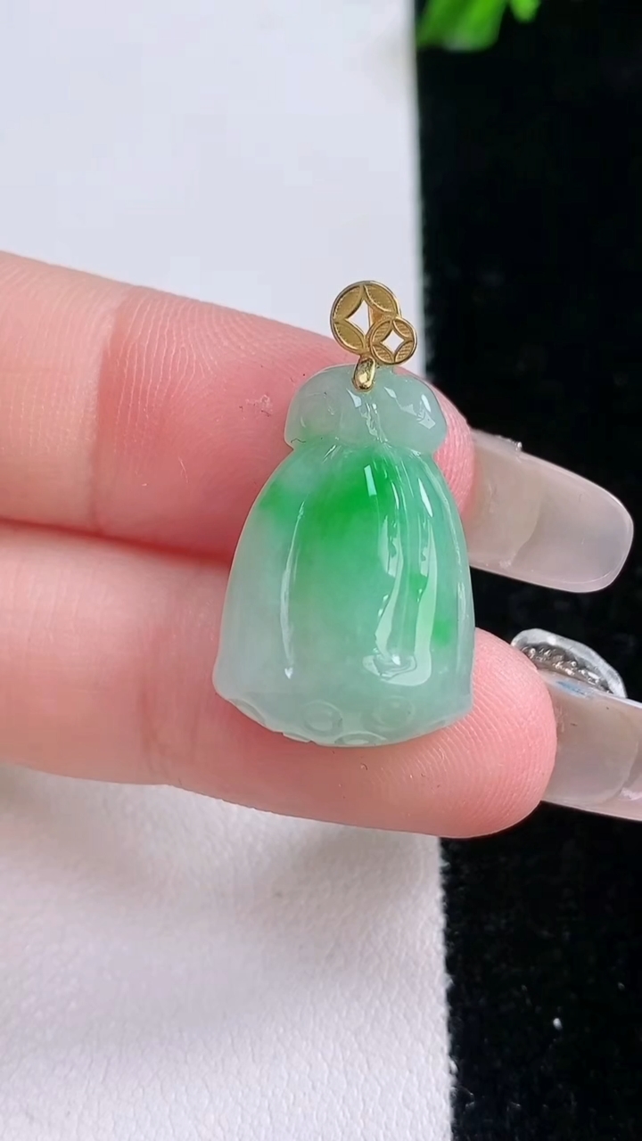 天然A货翡翠莲蓬吊坠，尺寸21-14.6-8，重量:4.21g
3月6日