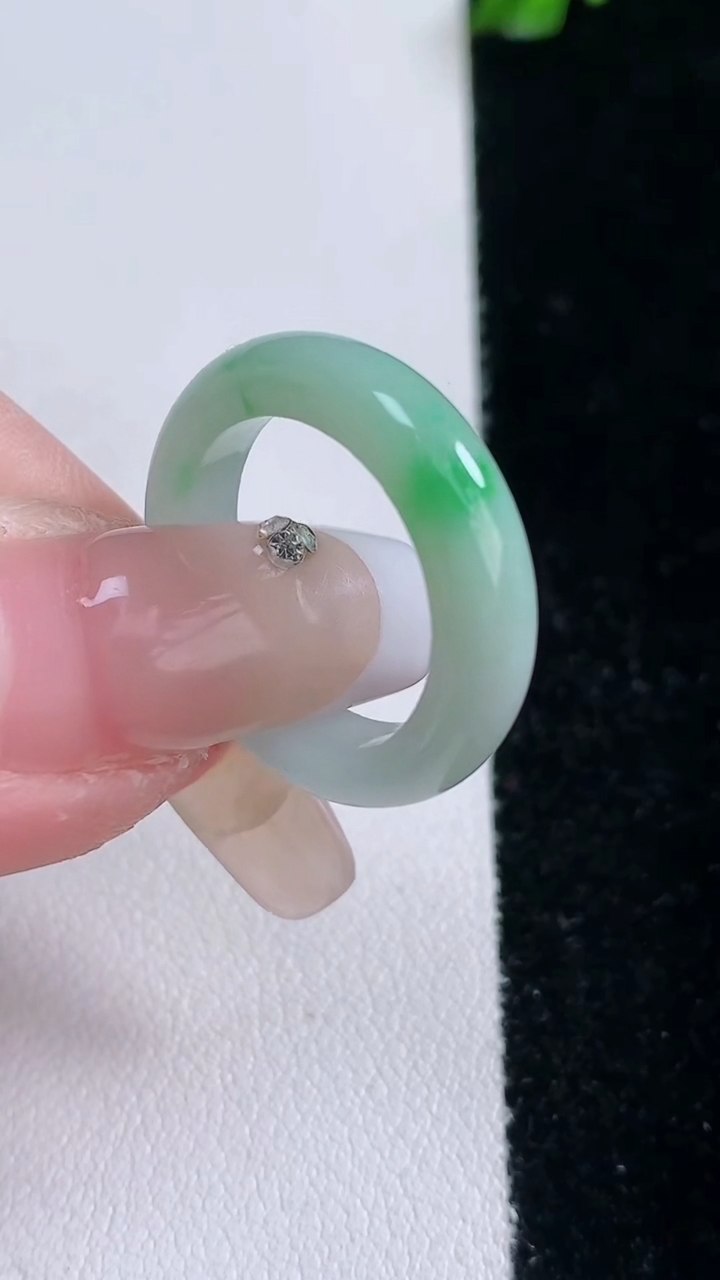 天然A货翡翠指环戒指，尺寸16.3-4.2-2.8，重量:2.90g2026年3月6日
工厂直销收藏佳品,种好水足，色泽均匀，有种有色，上手高大气！