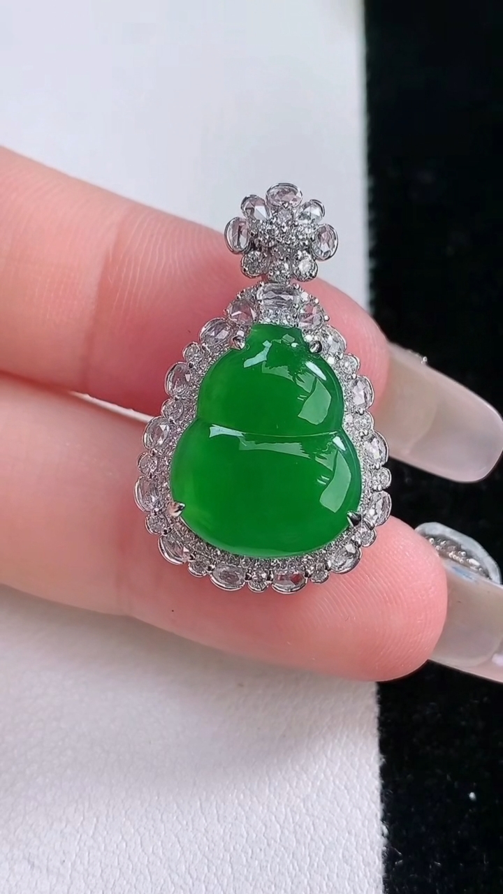 天然A货翡翠葫芦吊坠，尺寸28.4-18-9.8，裸石15.6-12.8重量:4.13g
3月6日