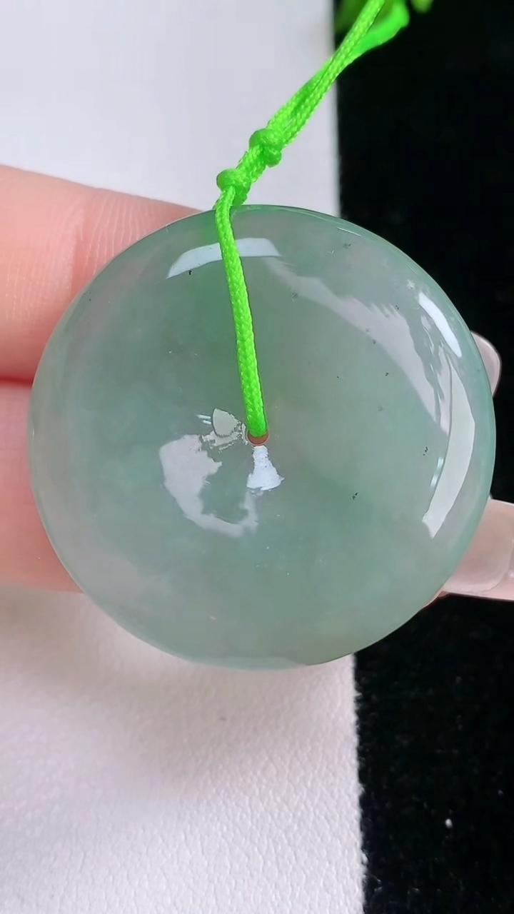 天然A货翡翠平安扣吊坠，尺寸32.2-5.7，重量:12.87g
3月6日