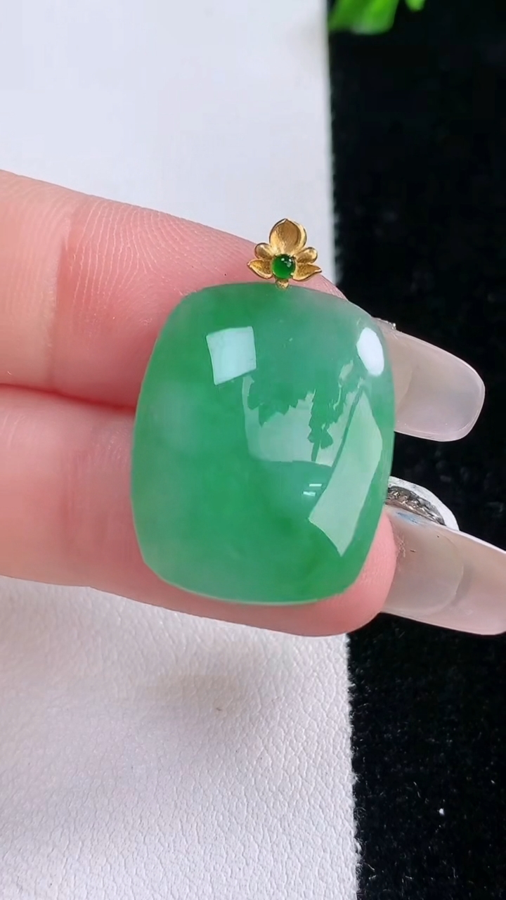 天然A货翡翠无事牌吊坠，尺寸22.8-17.7-5.4，重量:4.68g
3月6日