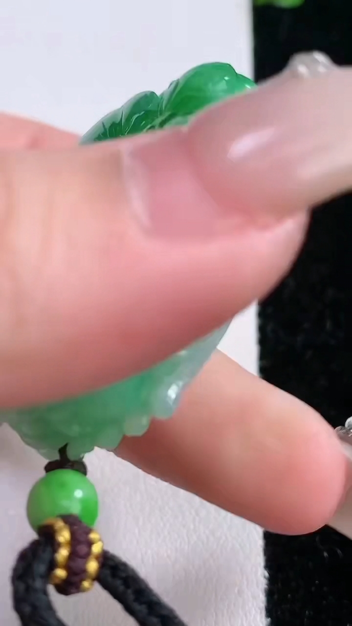 天然A货翡翠貔貅吊坠，尺寸40.2-23-13.3，重量:29.59g
3月6日