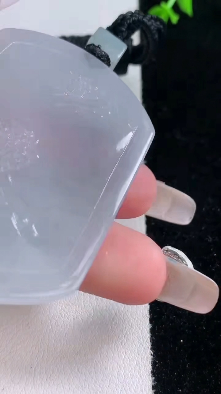 天然A货翡翠山水牌吊坠，尺寸53.4-40-5.4，重量:37.55g
3月6日