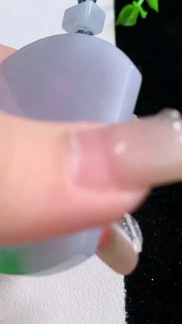 天然A货翡翠春带彩紫罗兰无事牌吊坠，尺寸53-39.8-5.6，重量:37.19g
3月6日