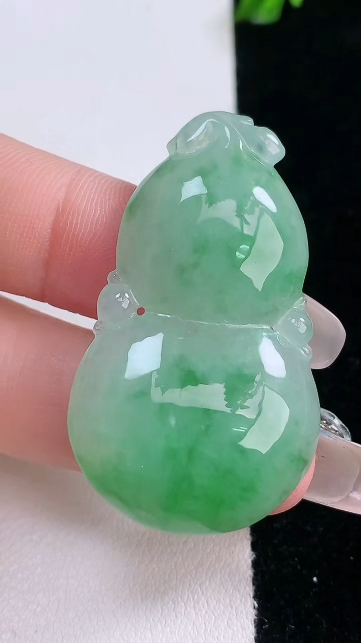 天然A货翡翠葫芦吊坠，尺寸42.4-25-6.5，重量:11.28g
3月6日