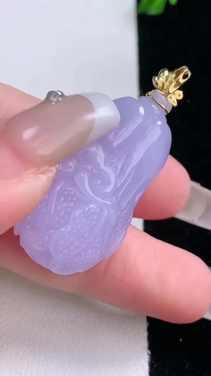 天然A货翡翠18K金紫罗兰白菜吊坠，尺寸32.5-19.6-10.5，重量:12.13g
3月6日