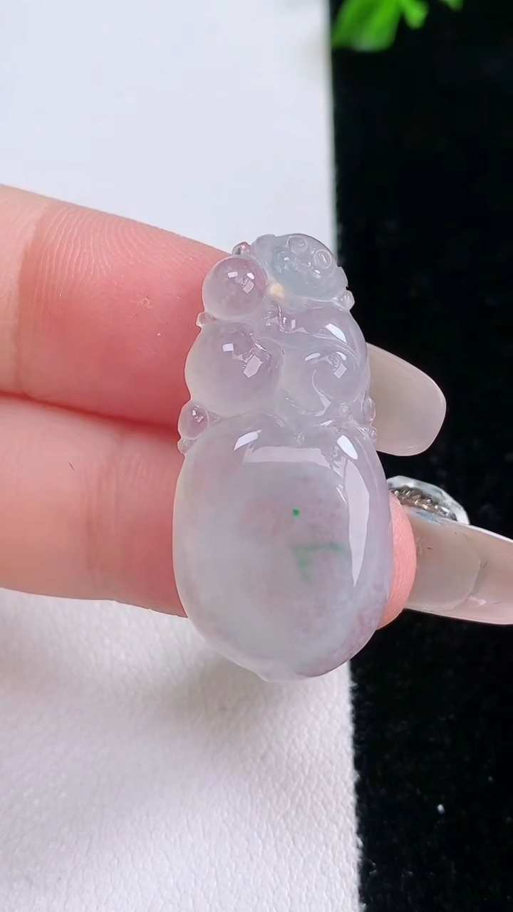 天然A货翡翠寿桃吊坠，尺寸31.7-15.7-4.5，重量:4.70g
3月6日