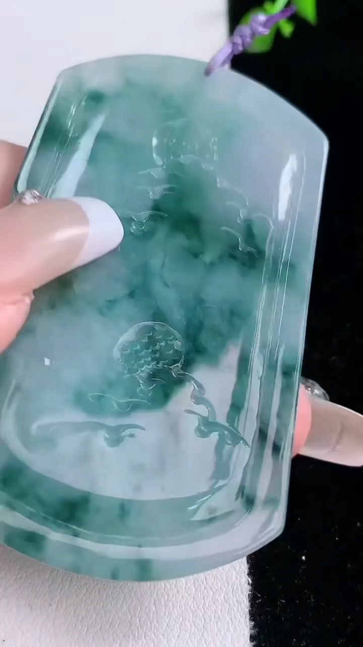 天然A货翡翠牌吊坠，尺寸64.7-41-5.5，重量:36.66g
3月6日