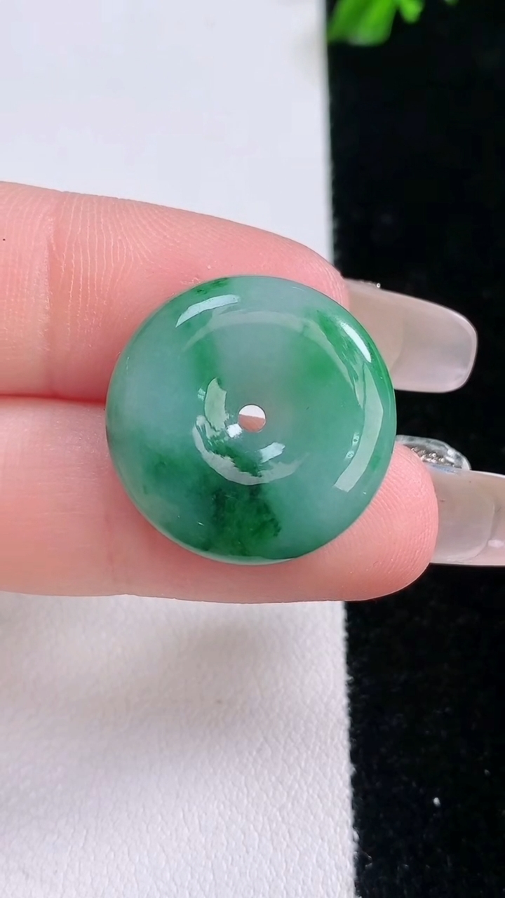 天然A货翡翠平安扣吊坠，尺寸20.3-4.7，重量:4.26g
3月6日