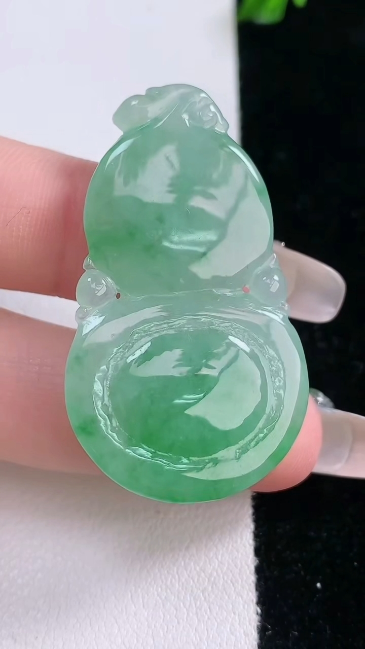 天然A货翡翠葫芦吊坠，尺寸42.4-25-6.5，重量:11.28g
3月6日