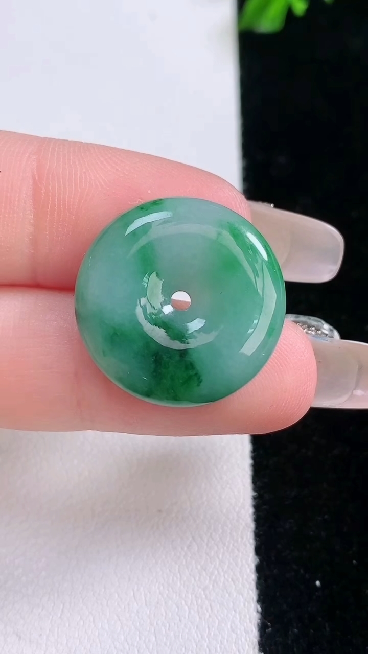 天然A货翡翠平安扣吊坠，尺寸20.3-4.7，重量:4.26g
3月6日