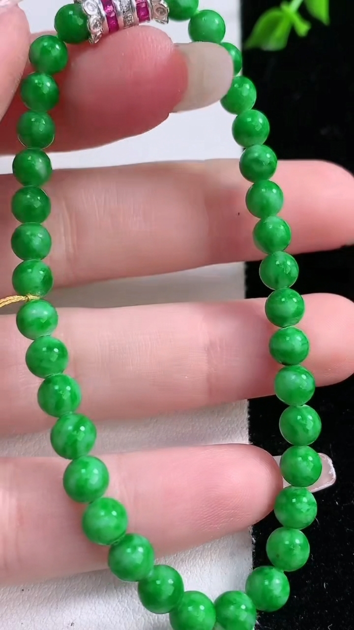 天然A货翡翠圆珠手串，尺寸4.7-35颗，重量:8.88g3月6日
工厂直销收藏佳品,种好水足，色泽