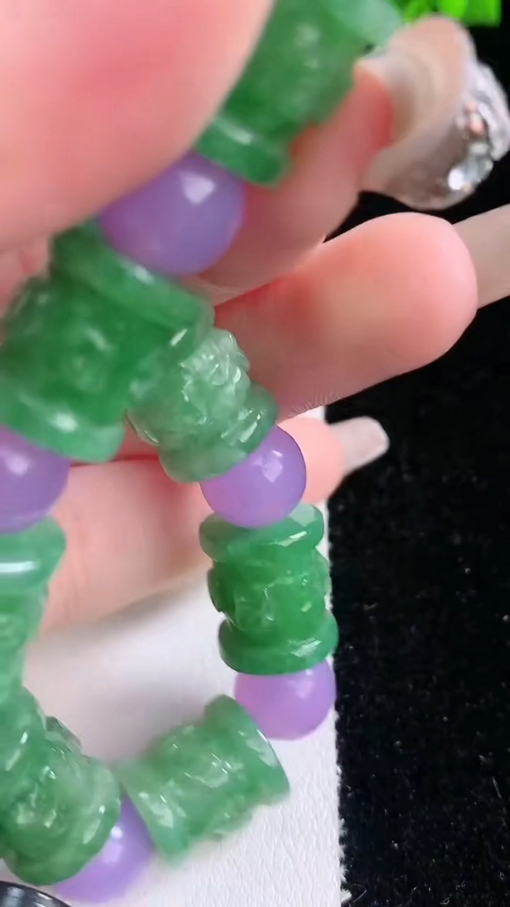 天然A货翡翠路路通手串，尺寸12.8-10.8-10颗，重量:37.78g3月6日
工厂直销收藏佳品,种好水足，色泽均匀，有种有色，上手高大气！