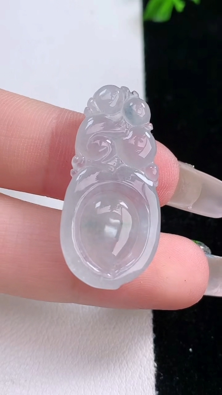 天然A货翡翠寿桃吊坠，尺寸31.7-15.7-4.5，重量:4.70g
3月6日