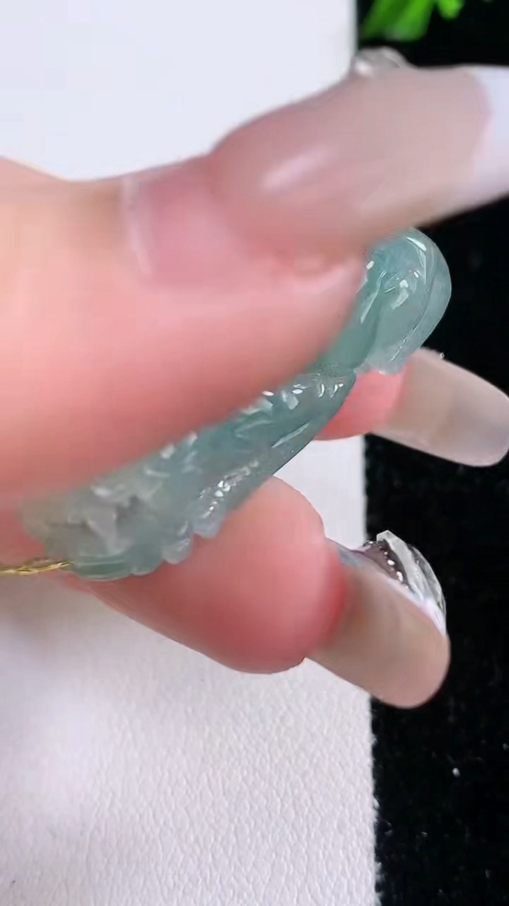 天然A货翡翠飘花貔貅吊坠，尺寸35.5-17.2-13，重量:15.59g
3月6日