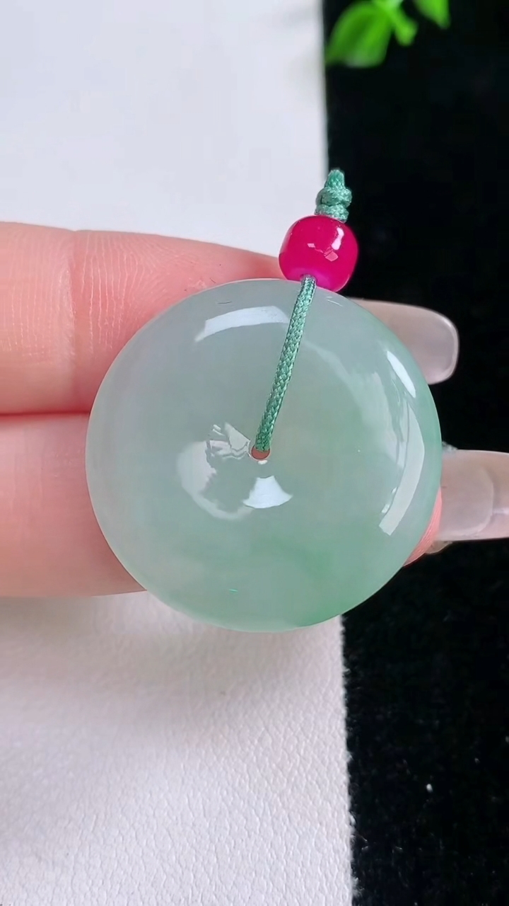 天然A货翡翠平安扣吊坠，尺寸27-5.2，重量:8.54g
3月6日