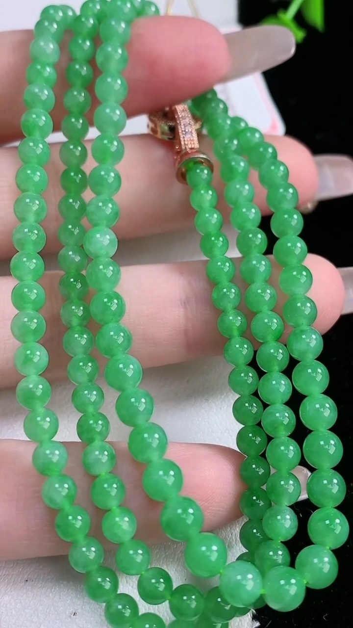 天然A货翡翠圆珠项链，尺寸4.4-138颗，重量:21.96g
3月6日