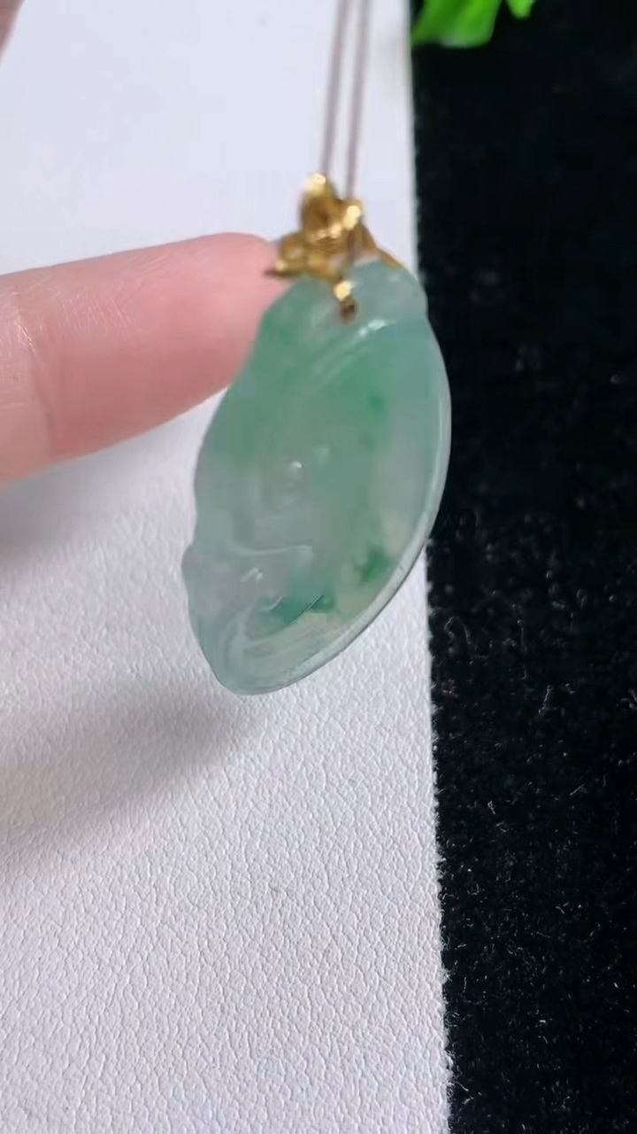 天然A货翡翠种飘花如意吊坠，尺寸32-19-5.8，重量:7.84g
3月6日