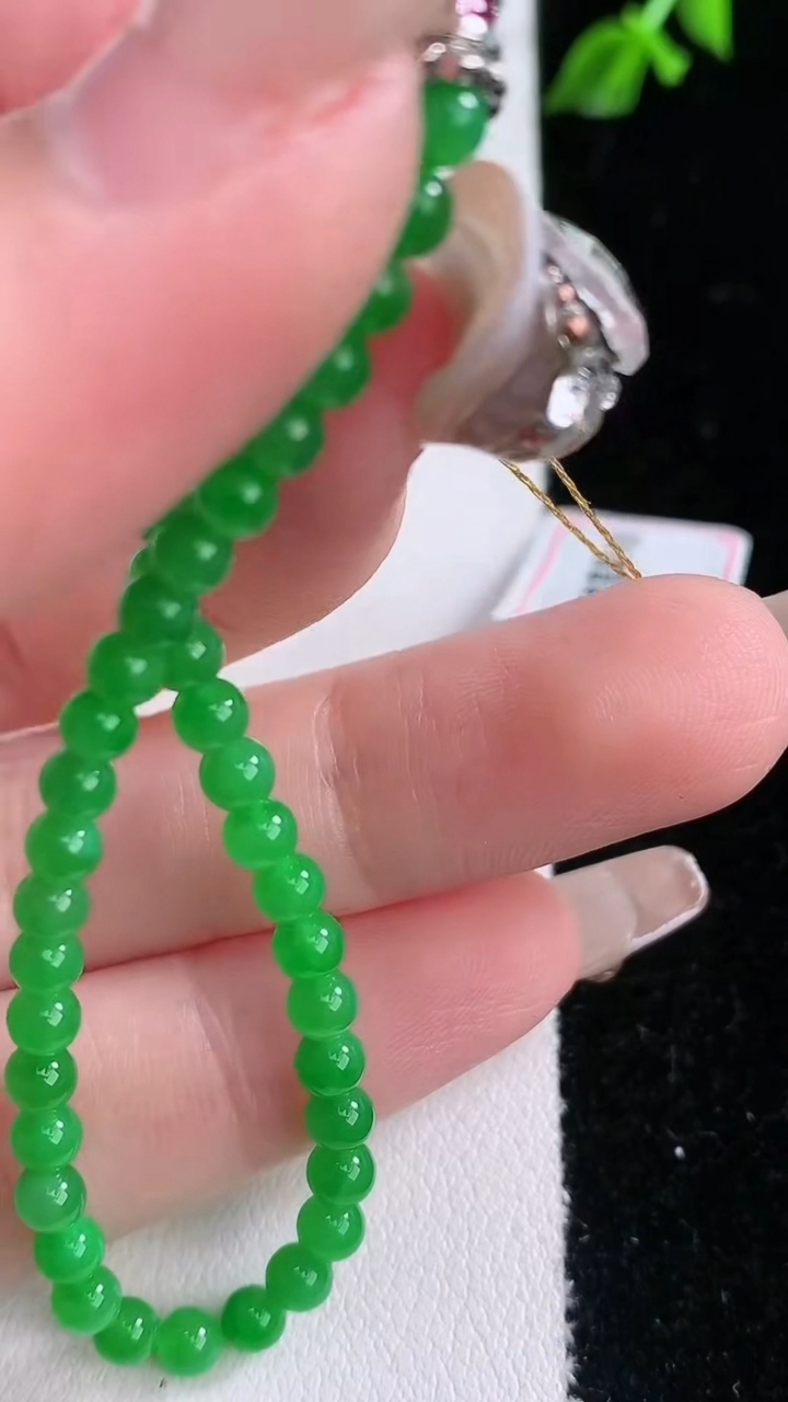 天然A货翡翠小米珠手串，尺寸3.3-49颗，重量:4.53g3月6日
工厂直销收藏佳品,种好水足，色泽均匀，有种有色，上手高大气！
