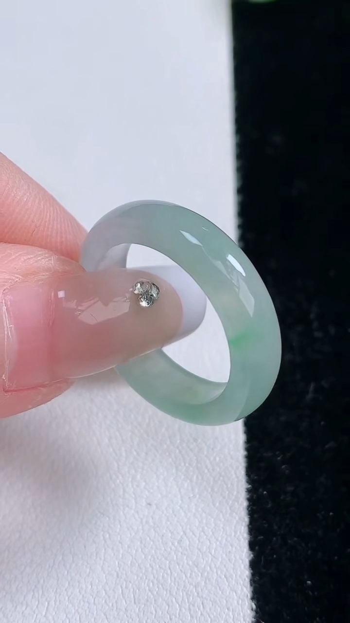 天然A货翡翠指环戒指，尺寸18.4-5-2.7，重量:3.64g2026年3月6日
工厂直销收藏佳品,种好水足，色泽均匀，有种有色，上手高大气！