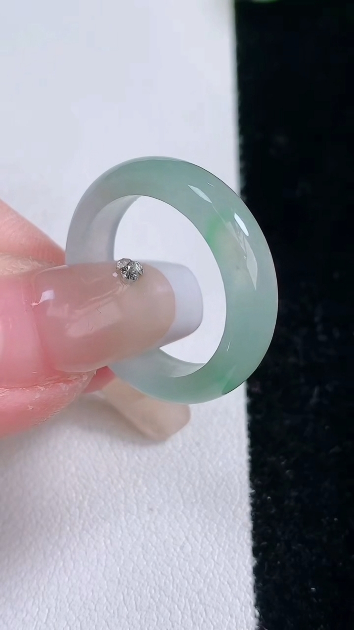 天然A货翡翠指环戒指，尺寸18.4-5-2.7，重量:3.64g2026年3月6日
工厂直销收藏佳品,种好水足，色泽均匀，有种有色，上手高大气！