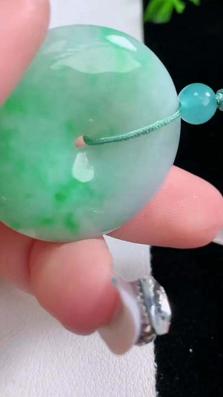 天然A货翡翠平安扣吊坠，尺寸33-5.8，重量:13.80g
3月6日