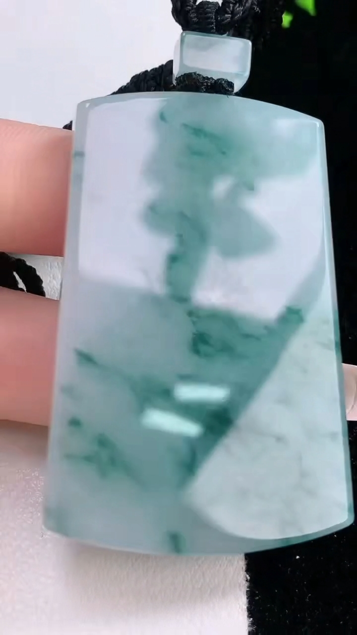 天然A货翡翠飘花无事牌吊坠，尺寸53.5-35.4-5.7，重量:38.48g
3月6日