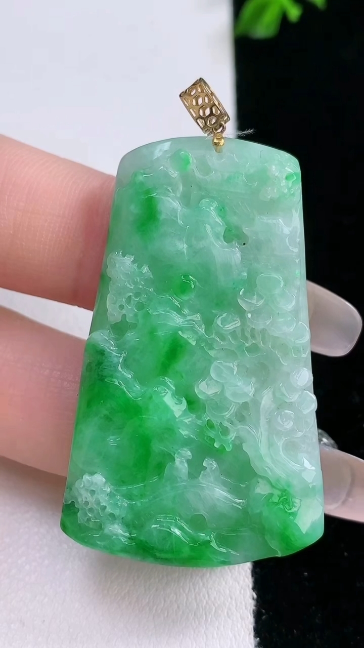 天然A货翡翠山水牌吊坠，尺寸45.2-27.6-5，重量:13.83g
3月6日