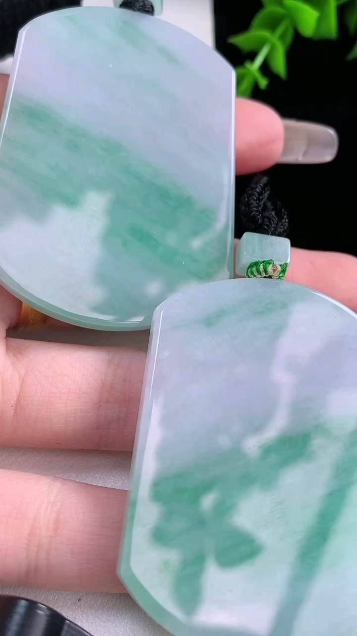 天然A货翡翠无事牌吊坠一对，尺寸53.4-40-5.3，重量:73.12g
3月6日